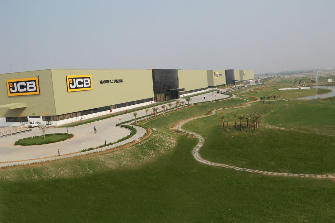 In Indien wurde 2014 die Produktion im neuen 62-Millionen-�-Werkskomplex in Jaipur aufge-nommen und JCB k�ndigte den Plan einer neuen Zentrale f�r JCB Deutschland in K�ln an.