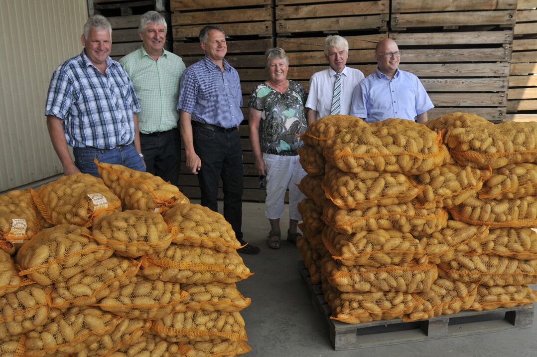 Optimistisch was die Ernte in Oberschwaben betrifft: (v.l.) die stellvertretenden KBV-Vorsitzenden Karl Endriß und Heinz Scheffold, Landwirt Heinrich Münch, Landfrauenvorsitzende Elfriede Elser, der stellvertretende Kreisobmann Hubert Hopp und Bauernverbands-Geschäftsführer Niklas Kreeb.