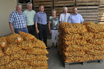 Optimistisch was die Ernte in Oberschwaben betrifft: (v.l.) die stellvertretenden KBV-Vorsitzenden Karl Endri� und Heinz Scheffold, Landwirt Heinrich M�nch, Landfrauenvorsitzende Elfriede Elser, der stellvertretende Kreisobmann Hubert Hopp und Bauernverbands-Gesch�ftsf�hrer Niklas Kreeb.