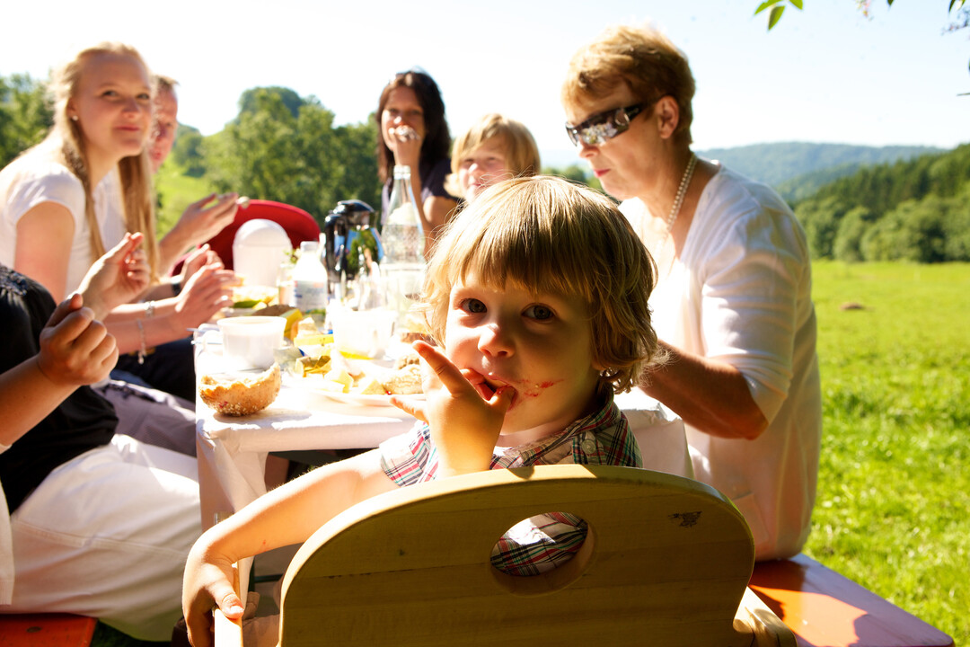 Landleben genie�en: Die Naturparke laden am ersten Augustsonntag zum Brunch auf den Bauernhof ein. 