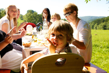 Landleben genie�en: Die Naturparke laden am ersten Augustsonntag zum Brunch auf den Bauernhof ein. 