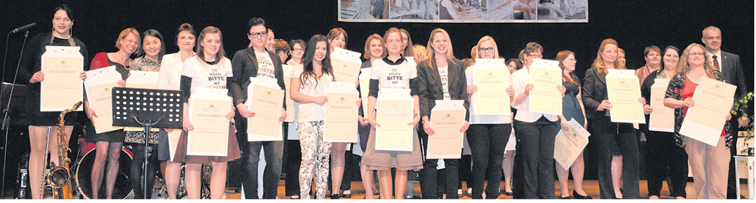 38 stolze Hauswirtschafts-Meisterinnen mit ihren Meisterbriefen in der Hand .
