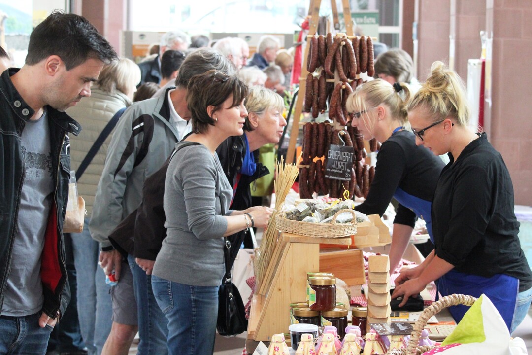 Auf den Naturpark-Genuss-Messen bieten Erzeuger aus dem Schwarzwald regionale Produkte an. Zudem verarbeiten Naturparkwirte auf den Genuss-Messen das, was Landwirte an Schwarzwälder Produkten im Sortiment haben, zu raffinierten Leckerbissen.