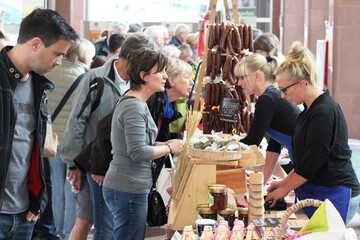 Auf den Naturpark-Genuss-Messen bieten Erzeuger aus dem Schwarzwald regionale Produkte an. Zudem verarbeiten Naturparkwirte auf den Genuss-Messen das, was Landwirte an Schwarzw�lder Produkten im Sortiment haben, zu raffinierten Leckerbissen. 