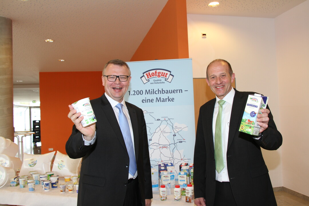 Boschet und Olbrich pr�sentieren Produkte der "Wei�en Linie" bei der Generalversammlung in Wolpertshausen.