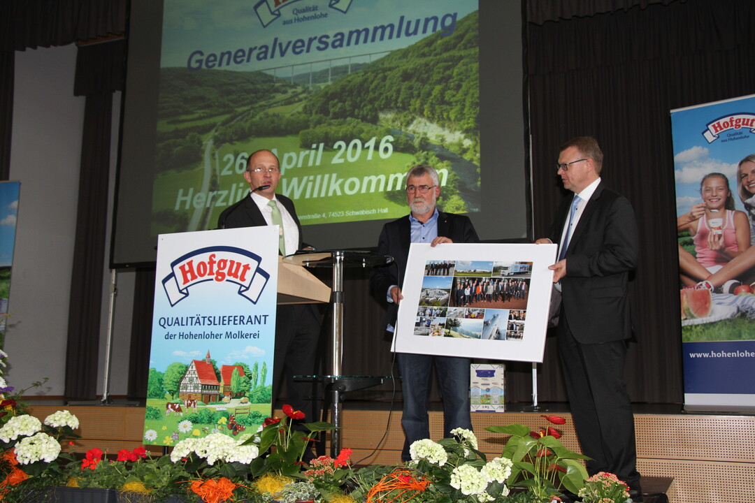 Das langj�hrige Aufsichtsratsmitglied Albert Herrmann (Sch�fterheim; er stellte sich aus Altersgr�nden nicht wieder zur Wahl) wurde von Olbrich und Boschet verabschiedet.