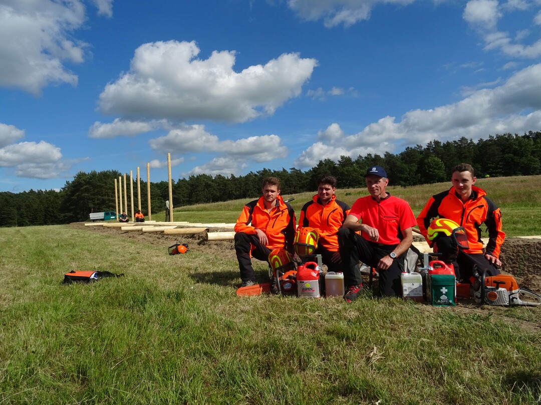 Das Forstteam Baden-W�rttemberg in Arbeitsausr�stung vor dem Zielf�llen...