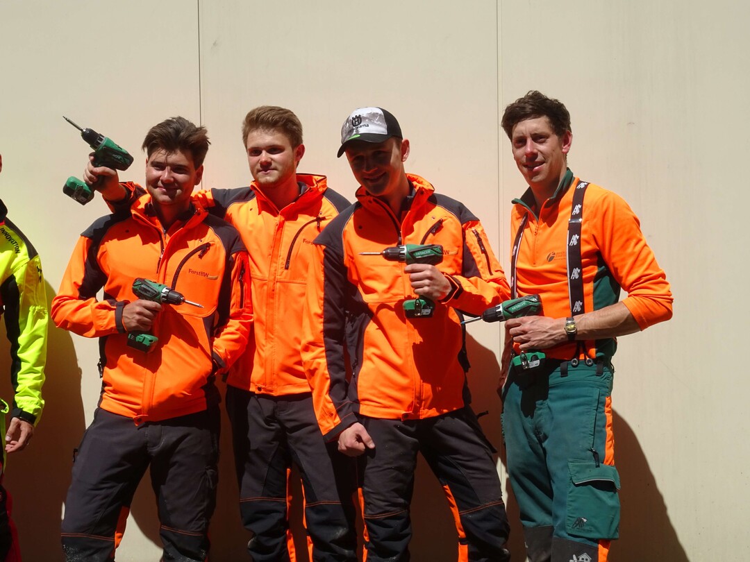 Spa� muss sein. Nach Fertigstellung des Fledermauskastens wurde f�r die Kamera posiert