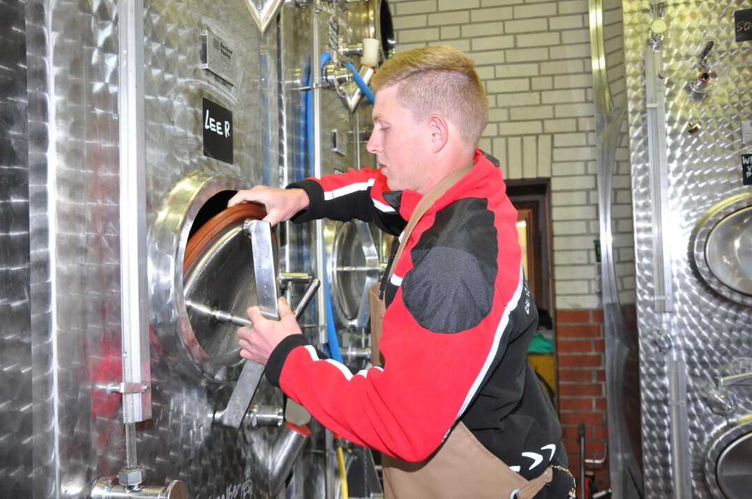 Hygiene spielt eine wichtige Rolle bei den Winzern. So kamen auch B�rste und Wasserschlauch zum Einsatz.