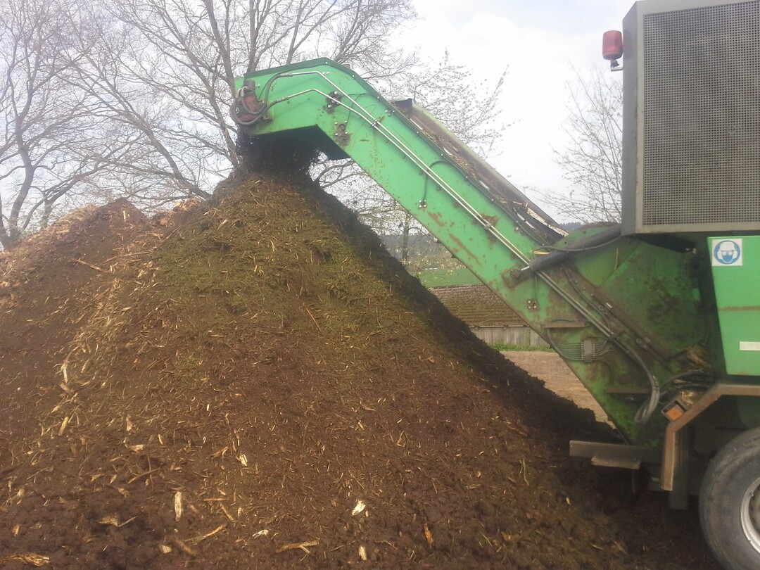 Zunächst häckselt und mischt Kreppold das Ausgangsmaterial. Es zieht einen Tag lang durch, bevor...