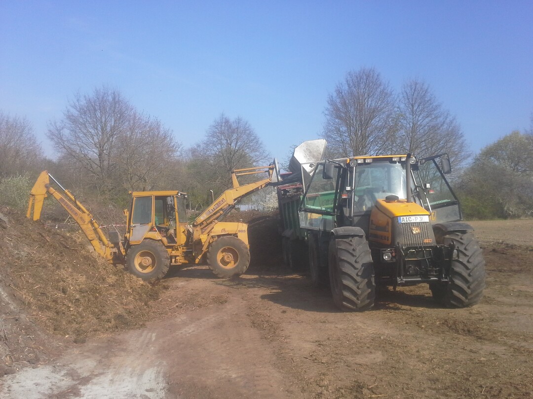 ... die bis zu zweieinhalb Meter hohe MC-Miete aufgeschüttet wird.