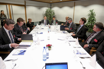 Beim Gedankenaustausch �ber m�gliche L�sungen f�r eine Mehrgefahrenversicherung im Obstbau: (v. l.) Dr. Rainer Langer, Christoph Burose (BMEL), Heinrich Huber (Hagelschutzkonsortium S�dtirol), Norbert Lins, Landwirtschaftsminister Peter Hauk, Franz Josef M�ller (LVEO), Josef Kurz, Timo Weinbrenner und Walter S�llner (LVEO).