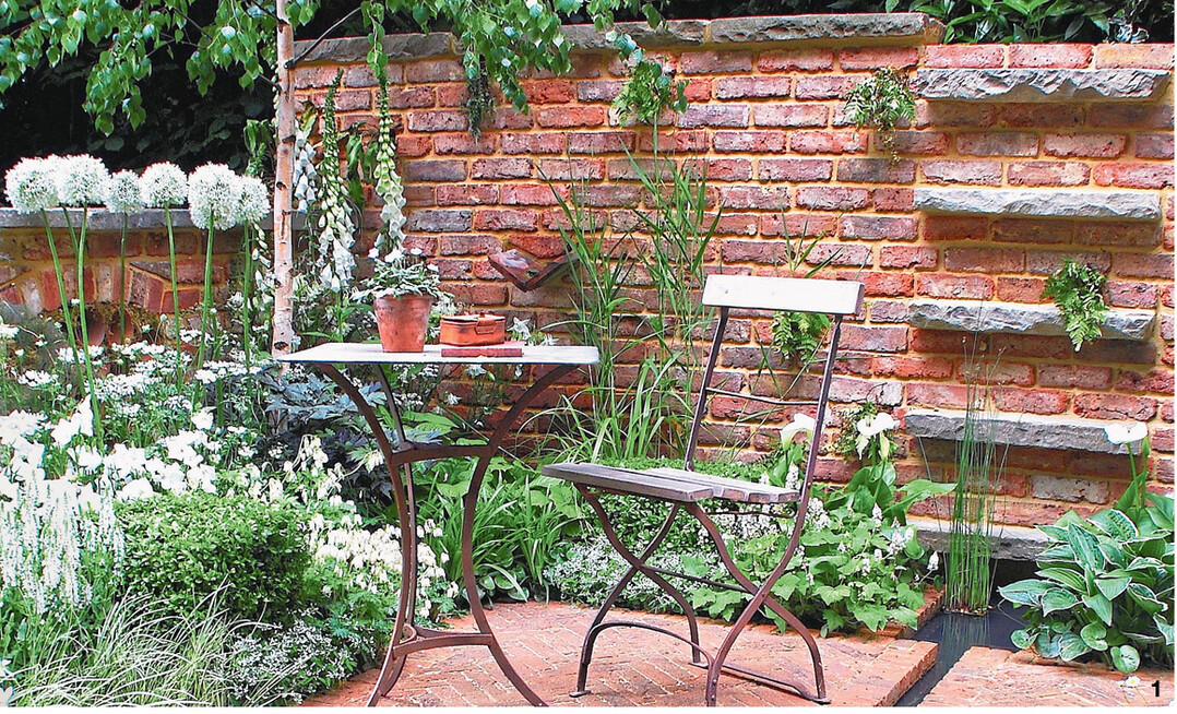 Die Mauer und der Bodenbelag sind aus dem gleichen Ziegelstein.