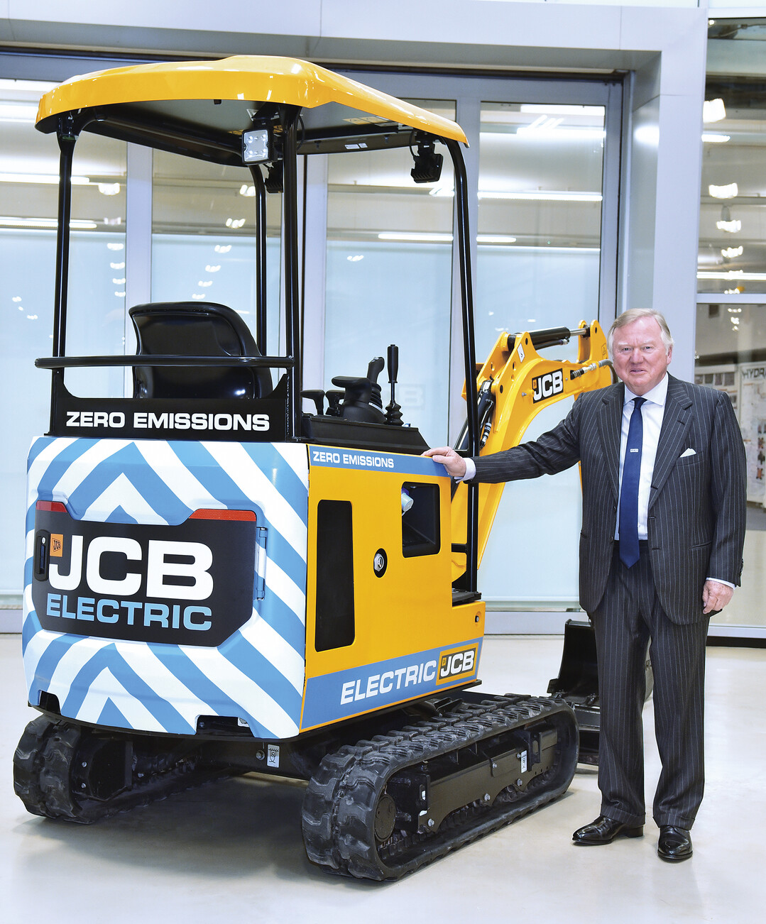 2018 enth�llt JCB seinen ersten Elektrobaggers. Der Elektro-Minibagger 19C-1E wurde als Antwort auf die Frage nach einer emissionsfreien Maschine entwickelt, die in geschlossenen R�umen, unter der Erde, in der N�he von Menschen und innerst�dtischen Gebieten arbeiten kann.