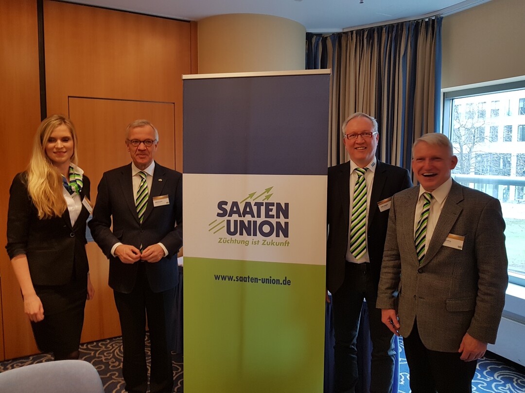 v.l. Pressesprecherin der SaatenUnion, Marcus Iken (Gesch�ftsf�hrer), Dirk H�mke (Produktmanagement Braugerste), Sven B�se (Leiter Fachberatung)