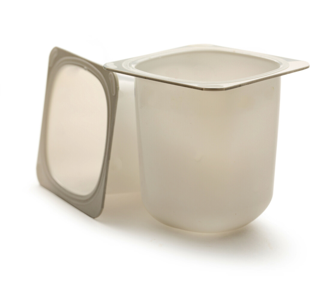 Leere Joghurtbecher aus Kunststoff.