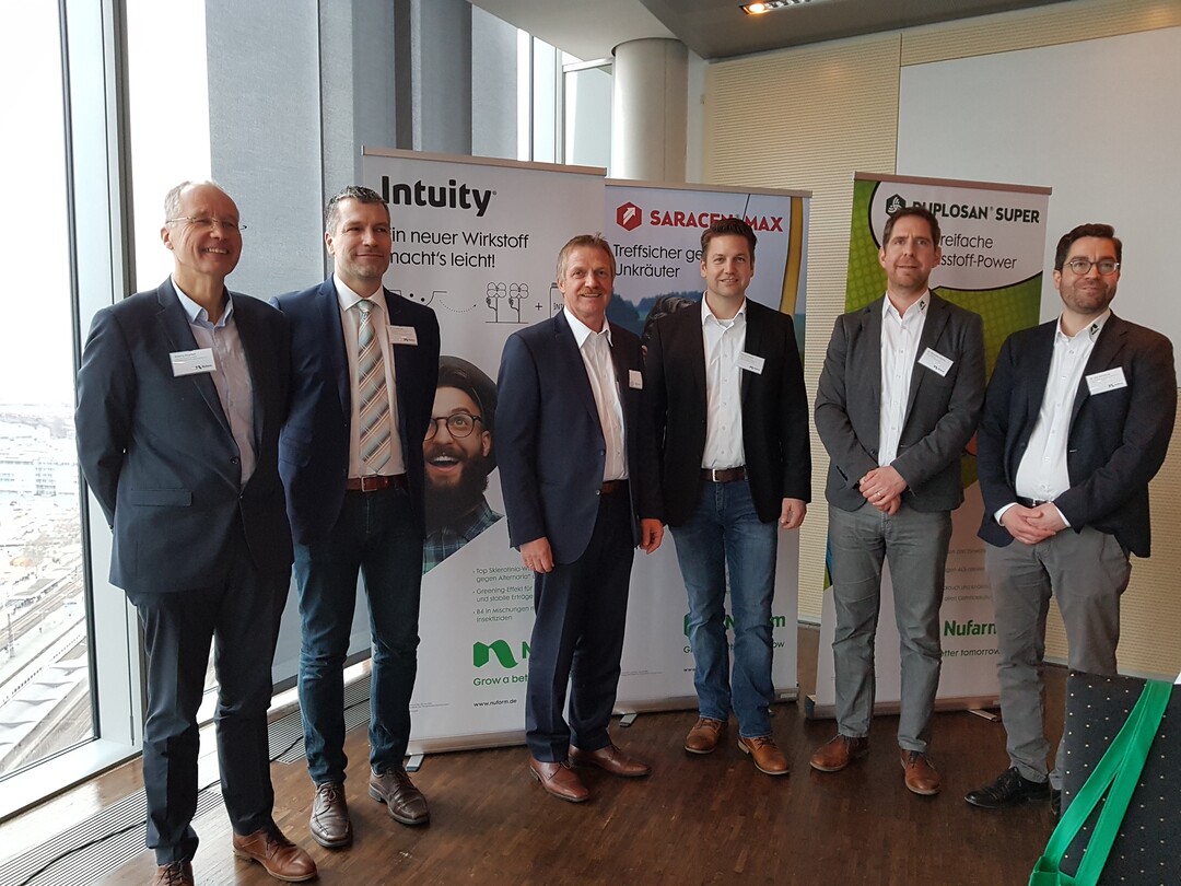 Thierry Nuytten, Commercial Director Europa, Mittlerer Osten/Afrika und Dr. Thomas Uhl, Business Development Manager Deutschland/�sterreich (beide Sumitomo Chemical Agro Europe SAS), Dr. Peter van Sloun, Business Manager Deutschland, UK, Benelux, Nordics, Pascal Drie�en, Produktmanager und Leiter Commercial Marketing, Dr. Benedikt Kramer, Gesch�ftsf�hrer, und Dr. Jan Wunderle, Leiter Produkt & Kulturenmanagement (alle Nufarm Deutschland GmbH)