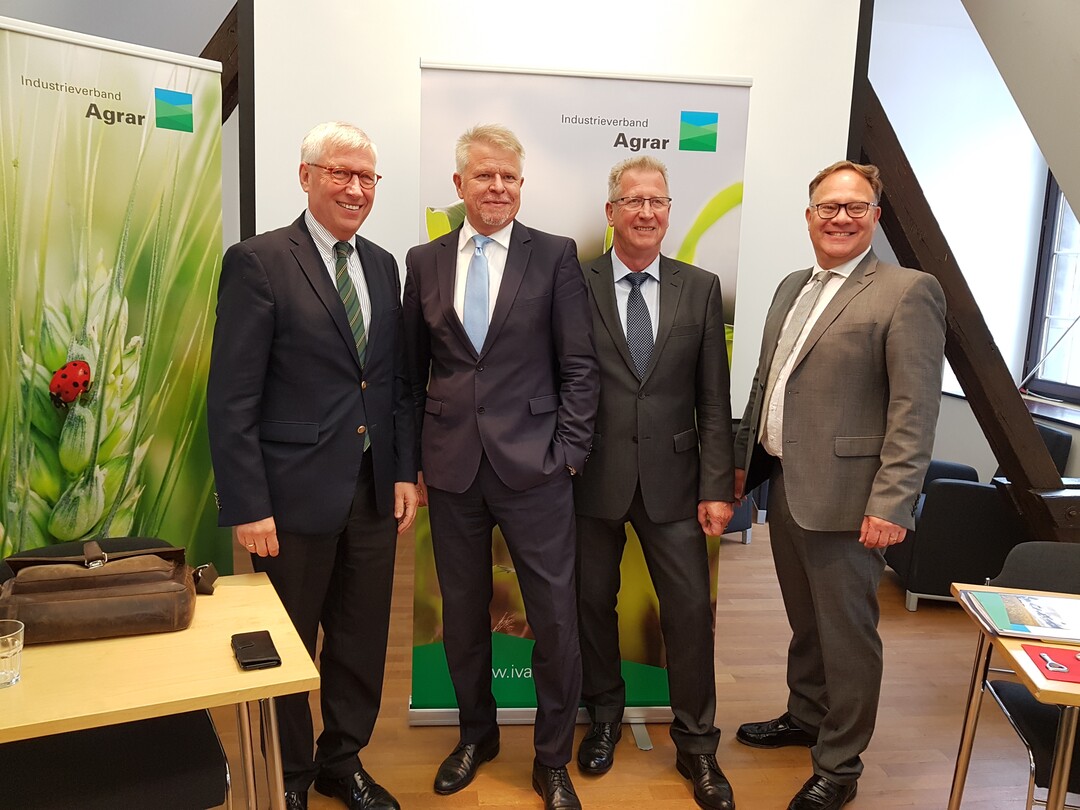 IVA-Spitze (v. l.): Dr. Dietrich Pradt, IVA-Hauptgesch�ftsf�hrer, Dr. Helmut Schramm, IVA-Pr�sident, Ulrich Foth, Fachbereich Pflanzenern�hrung, und Martin May, Gesch�ftsf�hrer