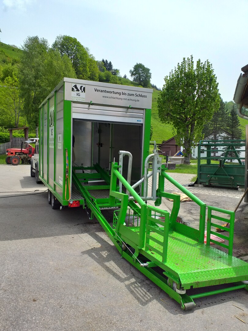 Mittels einer Seilwinde wird die Fangeinheit nach dem Bolzenschuss ins Wageninnere gezogen.