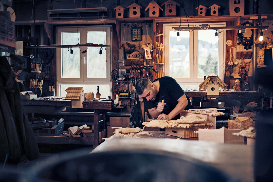 Werkstatt mit Geschichte und Flair: Hier haben schon Vater und Gro�vater originale Schwarzwalduhren hergestellt.
