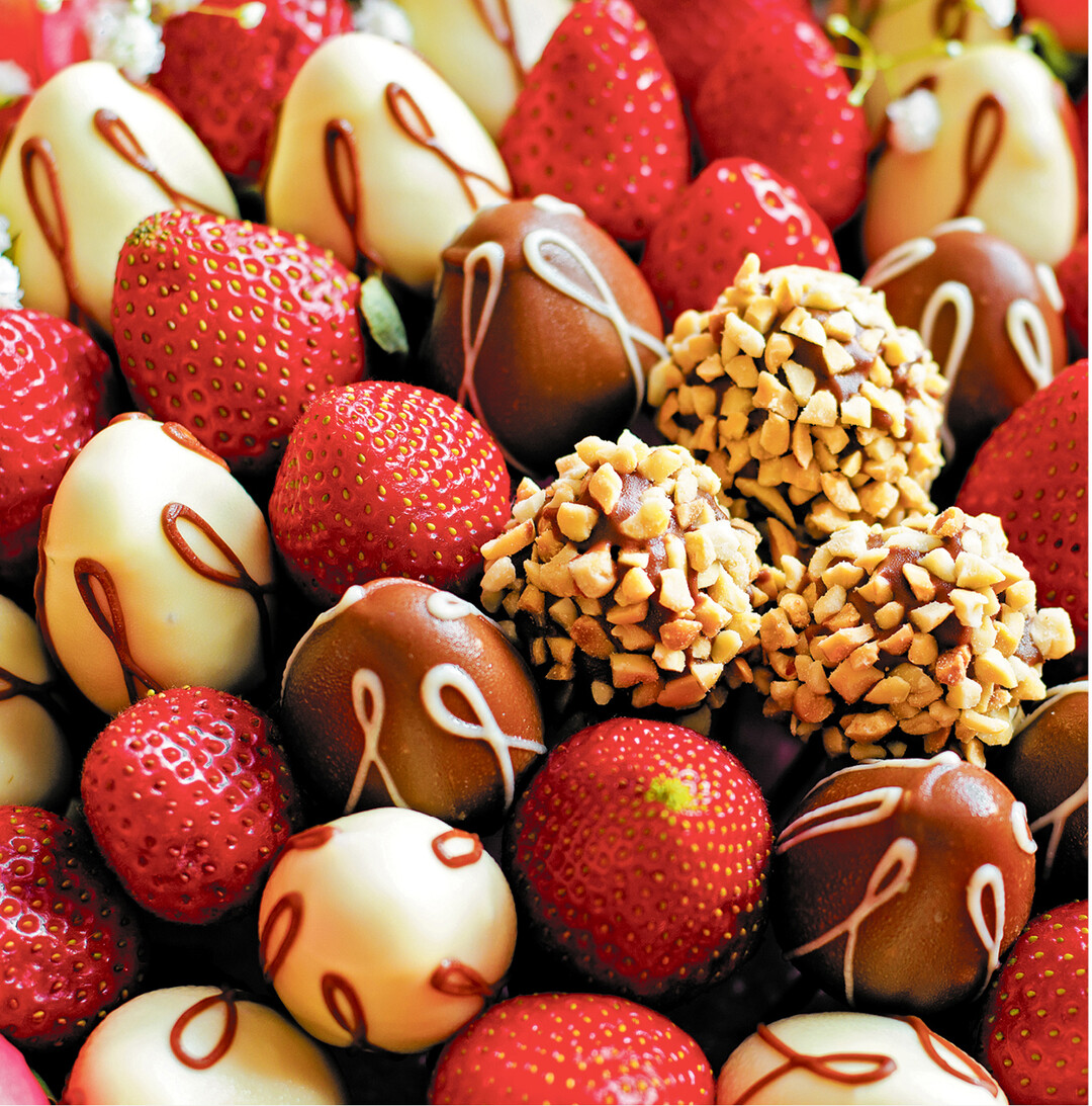 Jetzt sind Erdbeeren gefragt, pur genascht oder vielseitig zubereitet. F�r Kinder sind Schoko-Erdbeeren eine Leckerei, die sie auch selbst einfach herstellen k�nnen: Dazu Erdbeere auf ein Holzst�bchen spie�en und in fl�ssige Schokolade/Kouvert�re tauchen. Auf ein Backpapier legen, kurz antrocknen lassen und dann verzieren mit Mandelsplittern, Krokant, Kokosraspeln oder in Streusel dippen. Auf dem Backpapier trocknen lassen.