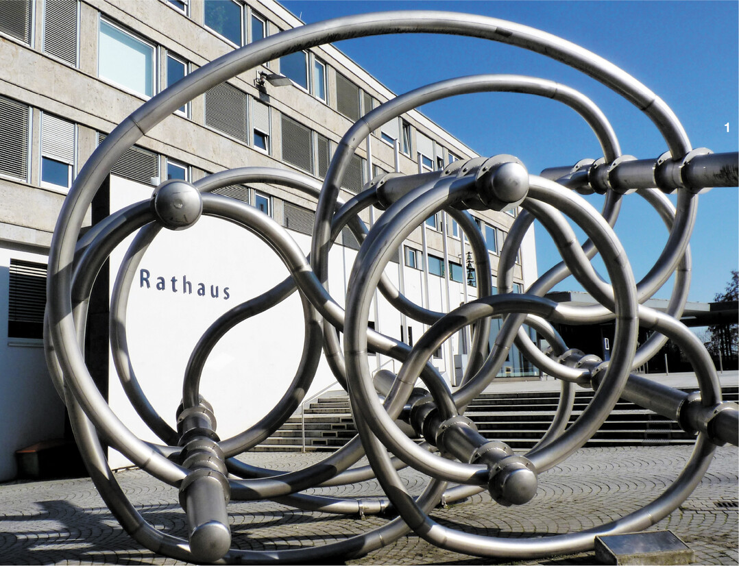 Das Rathaus der Stadt Waiblingen schm�ckt die Skulptur This is not a story" des britischen K�nstlers Richard Deacon. Dem Geb�ude angegliedert ist der Ratssaal, in dem sich der Gemeinderat vor Corona traf. Aktuell finden die Sitzungen im B�rgerzentrum statt.