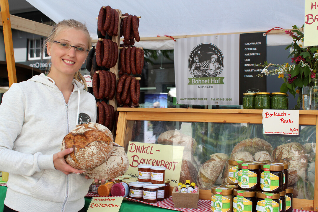 Bäuerliche Direktvermarkter aus dem Schwarzwald bieten auf dem Naturparkmarkt in Ettlingen regionale und saisonale Spezialitäten an.