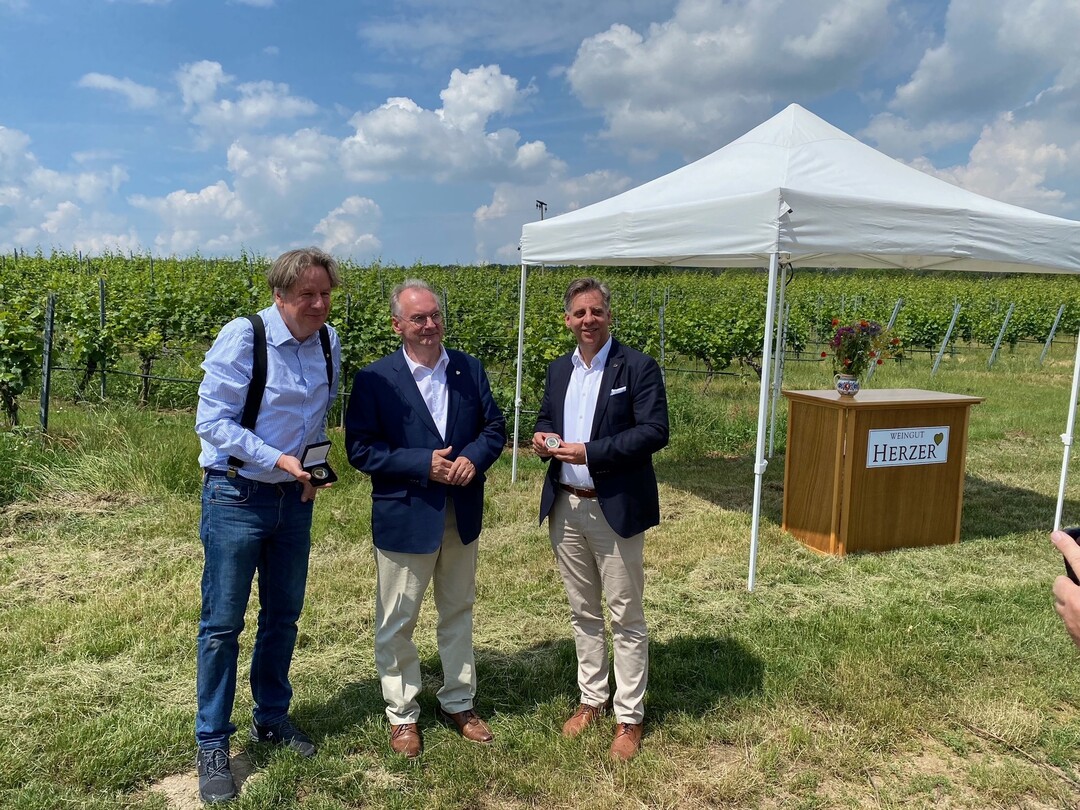 Dr. Reiner Haseloff, Ministerpräsident des Landes Sachsen-Anhalt (mitte), nahm die Wetterstation im Beisein von Jörg Kachelmann und Thomas Gehrke auf dem Weingut Herzer offiziell in Betrieb.
Zudem überreichte er Kachelmann und Gehrke für ihr Engagement in diesem Bereich die Anerkennungsmedaille des Ministerpräsidenten.