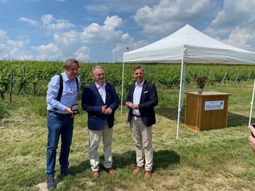Dr. Reiner Haseloff, Ministerpr�sident des Landes Sachsen-Anhalt (mitte), nahm die Wetterstation im Beisein von J�rg Kachelmann und Thomas Gehrke auf dem Weingut Herzer offiziell in Betrieb.
Zudem �berreichte er Kachelmann und Gehrke f�r ihr Engagement in diesem Bereich die Anerkennungsmedaille des Ministerpr�sidenten.
 