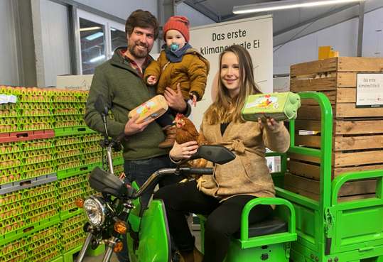 Lena, Christoph und Jonathan Goldnick auf dem E-Mobil mit Eiern.