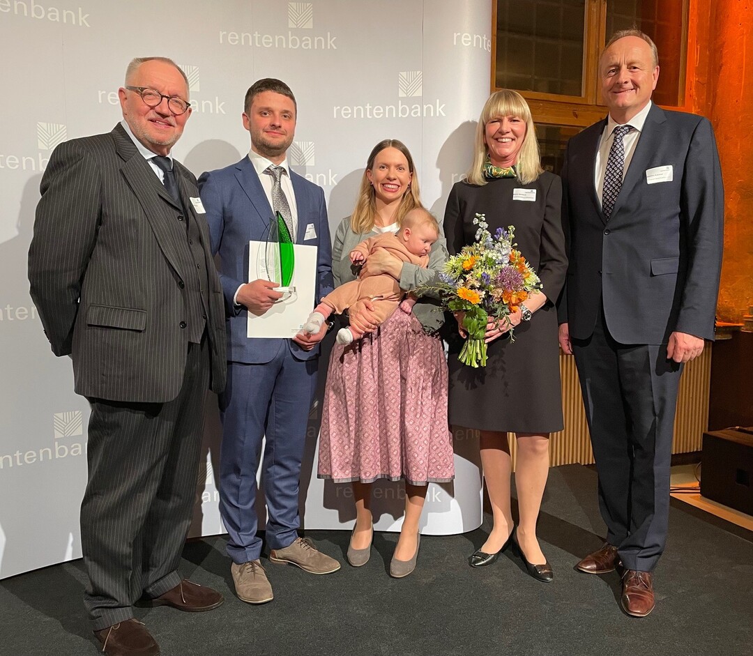 Feierliche Preisverleihung: (v.l.) Gerd Sonnleitner, Ehrenpräsident des Deutschen Bauernverbands (DBV), Preisträger Torben Eppstein mit Elisabeth Michlmeyr, Nikola Steinbock, Vorstandssprecherin der Rentenbank und Joachim Rukwied DBV-Präsident.