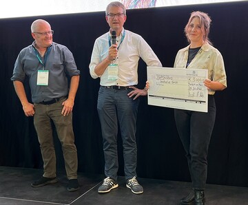 v.l.n.r.: Jens Varnsk�hler (Co-Founder und CEO von seedalive) und Dr. Christian Bock (Bereichsleiter F�rdergesch�ft, Landwirtschaftliche Rentenbank) �berreichten Franziska Gr�ne (Labmanagerin von seedalive) den Start-up-Preis 2022 der Landwirtschaftlichen Rentenbank.