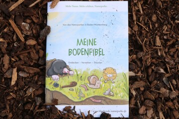 Die Bodenfibel der sieben Naturparke in Baden-W�rttemberg erkl�rt Kindern ab vier Jahren, welche Tiere in der Erde leben. Sie enth�lt eine sch�ne Geschichte, Bilder und Fotos, ein Ausmalbild und viele Forscheraufgaben zum Mitmachen.