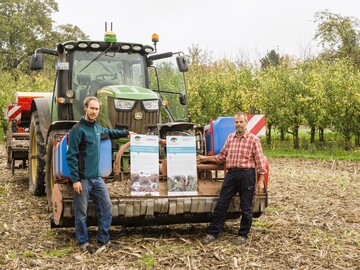 Neue Infotafeln 
erl�utern das Humusprojekt des Naturparks und weisen auf das 
Engagement der Betriebe und der unterst�tzenden Unternehmen f�r 
den Klimaschutz hin.