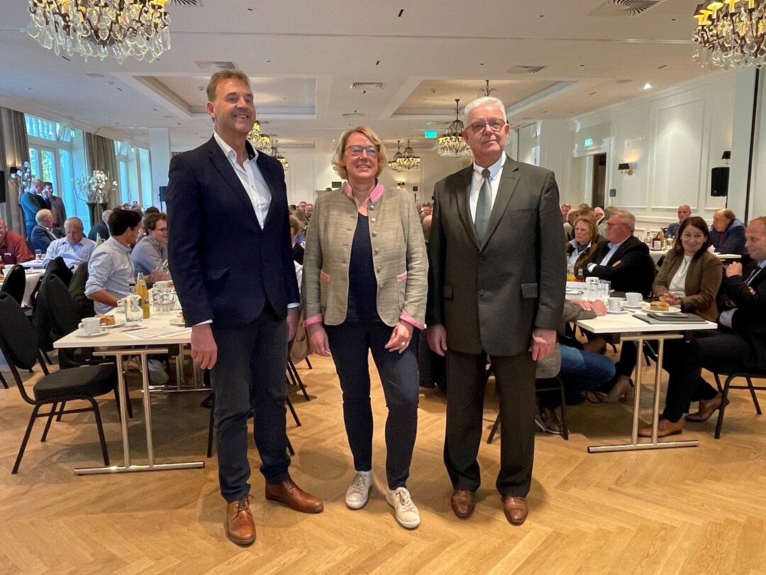 Auf der Mitgliederversammlung des NGW: Dr. Albert Hortmann-Scholten von der LWK Nds., die niedersächsische Agrarministerin Barbara Otte-Kinast und ZDG-Präsident Friedrich-Otto Ripke.