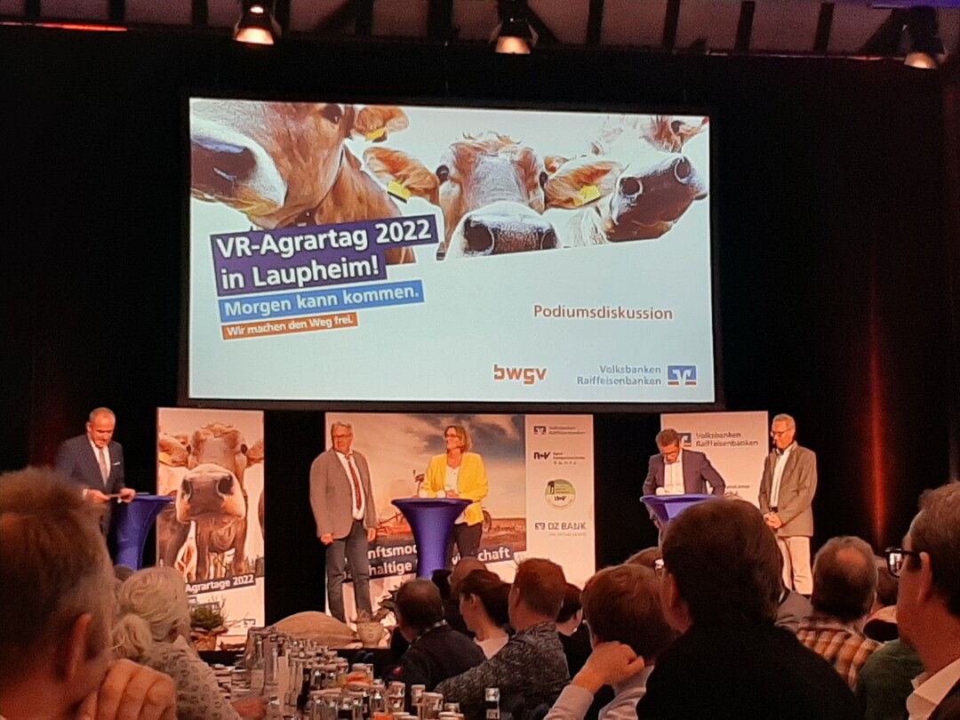 Die Teilnehmer der Podiumsdiskussion blickten auf volle Reihen und gut gelaunte Zuhörer. Ein Online-Umfrageportal ermöglichte die direkte Interaktion des Publikums mit den Rednern.