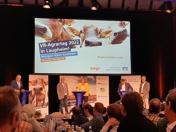 Die Teilnehmer der Podiumsdiskussion blickten auf volle Reihen und gut gelaunte Zuh�rer. Ein Online-Umfrageportal erm�glichte die direkte Interaktion des Publikums mit den Rednern.