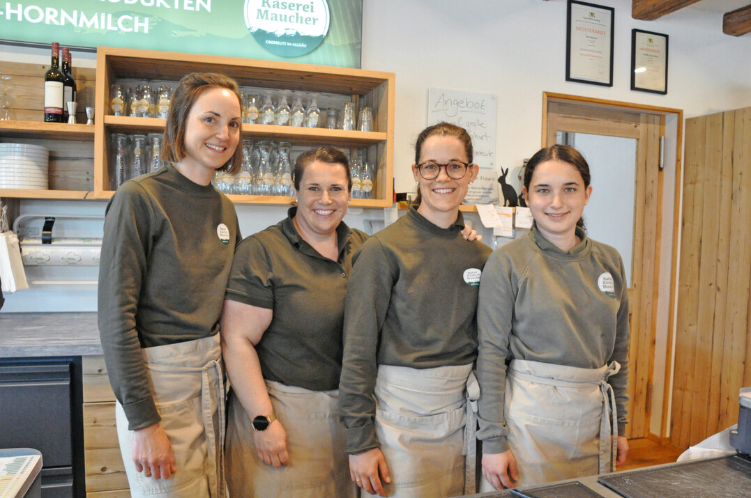 Wenn man die vier jungen Frauen fragt, was sie an ihrer Arbeit am meisten sch�tzen, kommt einstimmig die Antwort: �Es ist der Kontakt zu unseren Kundinnen und Kunden.� 
Von links: Monika Eugler, Tamara M�ller, Stefanie Maucher und Annalena Schneider.