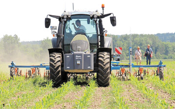 Bilder vom DiWenkLa-Feldtag in Kirchberg an der Iller im Jahr 2021:Kameragest�tztes Hacken.