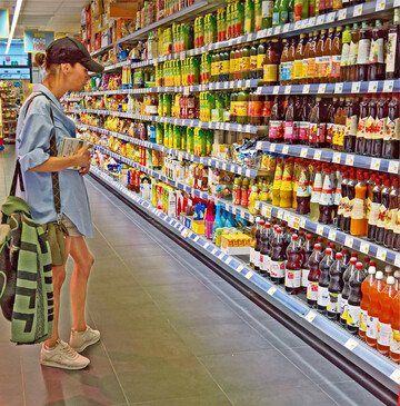 Stabiler Konsum Mit einem Pro-Kopf-Konsum von durchschnittlich 28,0 Litern Fruchtsaft und -nektar war Deutschland 2022 im weltweiten Vergleich weiter f�hrend. Wie der Verband der deutschen Fruchtsaft-Industrie mitteilte, lag der Fruchtsaftverbrauch mit 20,4 Litern (l) auf dem Vorjahresniveau; bei den Fruchtnektaren war hingegen ein R�ckgang um 0,5 l auf 7,6 l zu verzeichnen. Grund daf�r waren Preiserh�hungen bei Kirsch- und Johannisbeernektaren, die einer angespannten Rohwaresituation und damit verbundenen Kostensteigerungen folgten. Bei Direkts�ften konnten insbesondere Apfels�fte ihren Marktanteil ausbauen, was auf das vielf�ltige Angebot von regionalen Streuobsts�ften zur�ckzuf�hren war. age