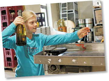 Anni entl�dt die Etikettiermaschine.