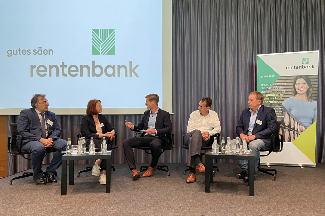 Podiumsdiskussion im Rahmen des Rehwinkel-Symposiums in Berlin (v.l.n.r.) Dr. Tinoush Jamali Jaghda, Dr. Beate Gebhardt, Moderator Matthias Schulze Steinmann, Prof. Dr. Achim Spiller und Prof. Dr. Holger Thiele.