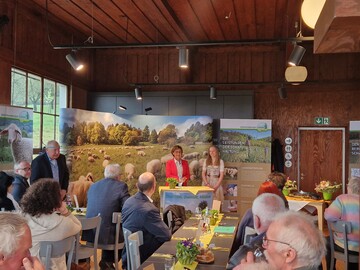 Anja Schmid wwird von Staatssekret�rin Sabine Kurtz MdL zur 8. W�rttembergischen Lammk�nigin benannt und inthronisiert.