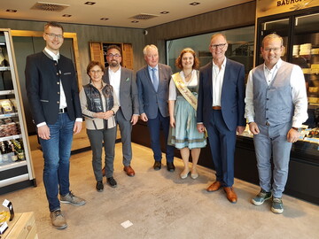 Feierliche Er�ffnung mit (v.l.) Gesch�ftsf�hrer Michael Bauhofer; Staatssekret�rin Sabine Kurtz; Wolfgang M�ller, Warenbereichsleiter Einkauf f�r Edeka S�dwest; August Schuler (MdL, CDU); Fabienne Kerler, Allg�uer K�sek�nigin; Martin Bauhofer, Gesch�ftsf�hrer und Raimund Haser (MdL, CDU).