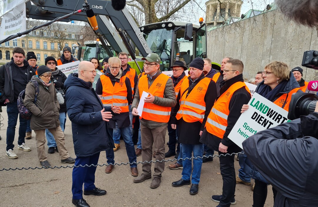Bei der �bergabe des Forderungspapiers.
