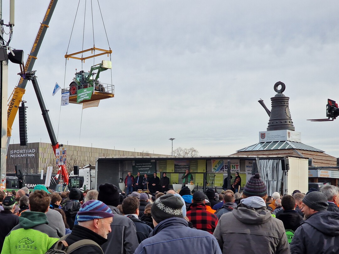 Die Sprecher der Kundgebung wurden lautstark von der demonstrierenden Menge begrüßt. Von Hupen, Trillerpfeifen, Buh-Rufen und Applaus war alles dabei.