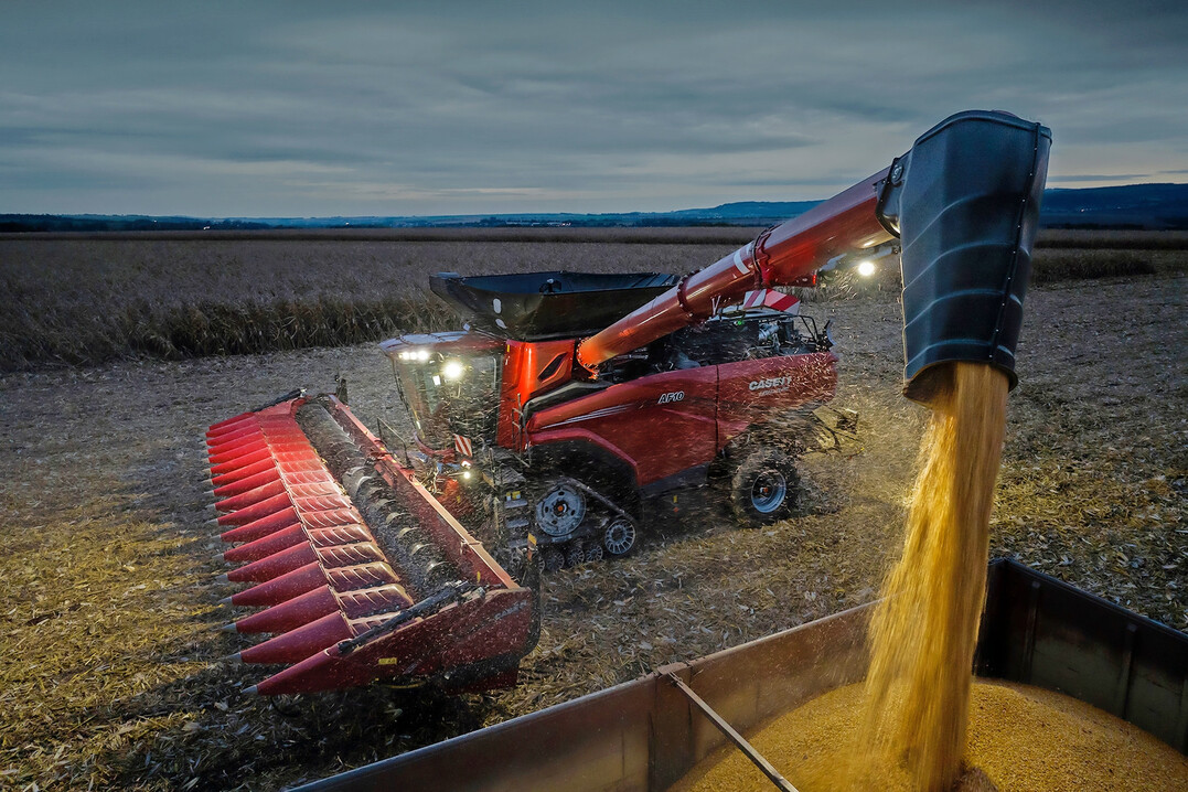 Der neue Maispfl�cker fasst 16 Reihen.