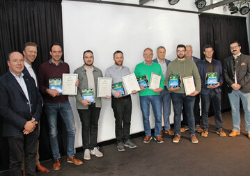 Die anwendenden Preistr�ger (mit Bier), Veranstalter und Unterst�tzer der Landesbraugerstentagung in der Distelh�user Brauerei in Tauberbischofsheim-Distelhausen.