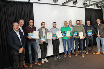 Die anwendenden Preistr�ger, Veranstalter und Unterst�tzer der Landesbraugerstentagung in der Distelh�user Brauerei an der Gr�nsfelder Stra�e in Distelhausen. 