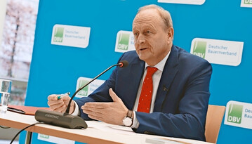 Die Landwirtschaft steht unter Druck: Den aktuellen DBV-Situationsbericht hat Joachim Rukwied, Pr�sident des Deutschen Bauernverbands, am 11. Dezember 2025 der Presse in Berlin vorgestellt. Rukwied sieht die wirtschaftliche und agrarpolitische Lage weiterhin als �u�erst herausfordernd an: �Die Betriebsergebnisse zeigen eine Seitw�rtsbewegung und k�nnen mit der allgemeinen Preissteigerung nicht Schritt halten. Im Durchschnitt aller Betriebe reicht das Einkommen nicht aus, um Arbeit, Kapital und Boden angemessen zu verg�ten.�